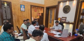 मंडलायुक्त अनिल ढींगरा ने सहजनवां-दोहरीघाट रेल लाइन परियोजना की प्रगति की समीक्षा की।