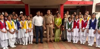 फन एंड लर्न स्कूल की छात्राओं ने तिवारीपुर पुलिस को बांधी राखी, जताया भाईचारा।