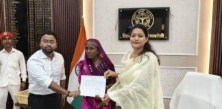 डीएम ने आवास विहीन रामपति को सौंपा आवासीय आवंटन प्रमाण पत्र।