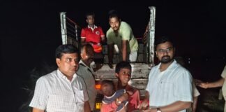 गोला क्षेत्र के बाढ़ प्रभावित गांवों में बांटा गया गर्म पका भोजन।