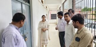 डीएम हर्षिता माथुर ने राजनैतिक दलों के साथ ईवीएम/वीवीपैट वेयरहाउस का किया निरीक्षण।