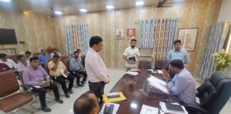 डीएम की सख्ती: सड़क मरम्मत और बिजली चोरी रोकने में तेजी लाने के निर्देश।