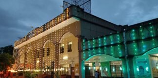 स्वतंत्रता दिवस की पूर्व संध्या पर गोरखपुर में रंग-बिरंगी रोशनी से सजे सरकारी भवन।