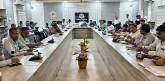 डीएम हर्षिता माथुर की अध्यक्षता में गौशाला, बर्ड फ्लू और पर्यावरण संरक्षण पर बैठक।