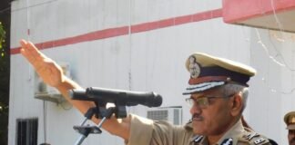 स्वतंत्रता दिवस पर पुलिस ने फहराया तिरंगा, एकता की दिलाई शपथ।