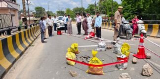 डीएम ने लिया छतिग्रस्त गल्ला मंडी फ्लाईओवर का जायजा, मरम्मत के लिए त्वरित कार्रवाई के निर्देश