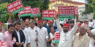 घोसीपुर में मासूम की मौत पर सपा का हंगामा, ठेकेदार-जेई पर कार्रवाई की मांग।