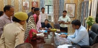 गोरखपुर: डीएम दीपक मीणा का फरियादियों की समस्याओं पर त्वरित कार्रवाई का निर्देश।