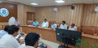 नगर आयुक्त की सख्ती: अवर अभियंताओं को शिकायतों पर चेतावनी, नालों की सफाई और वृक्षारोपण पर जोर