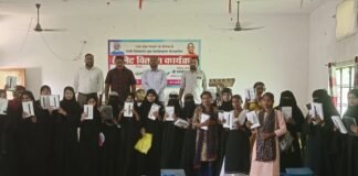 टैबलेट वितरण: एआरसी पीजी कॉलेज में 350 छात्रों को मिला डिजिटल सशक्तिकरण