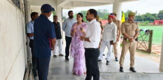स्टेडियम का कायाकल्प: डीएम ने लिया निर्माण कार्यों का जायजा