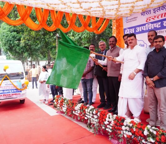 कूड़ा निस्तारण बेड़े में 20 नए वाहन शामिल, महापौर ने दिखाई हरी झंडी।