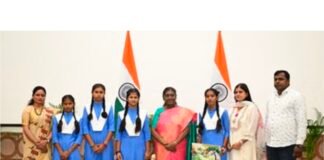 बड़हलगंज की चार बेटियों ने राष्ट्रपति को बांधी राखी, गौरव का पल।