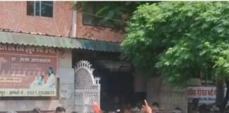 आप नेता की मौत पर हंगामा, SHO का सिर फटा, अस्पताल में बवाल।