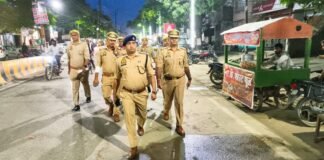 पुलिस अधीक्षक और प्रभारी निरीक्षक ने खलीलाबाद में की पैदल गश्त।