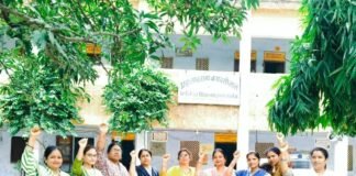 शिक्षक संघ का जोरदार प्रदर्शन: संत कबीर नगर में प्रबंधन की अनुचित मांगों का विरोध