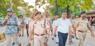 एसपी ने मगहर में की पैदल गश्त, त्योहारों के लिए सुरक्षा व्यवस्था का लिया जायजा।