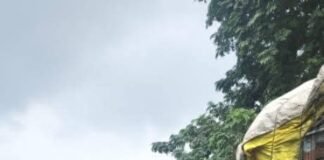 पुलिस और फायर ब्रिगेड की त्वरित कार्रवाई, नेशनल हाइवे पर ट्रक की आग बुझाई।