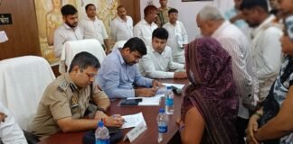 तहसील दिवस पर डीएम व एसएसपी ने सुनीं जनता की फरियादें, त्वरित निस्तारण के दिए निर्देश