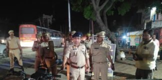 एसपी संदीप कुमार मीना ने बखिरा चौकी का किया औचक निरीक्षण, पैदल गश्त कर जनता को दिया सुरक्षा का भरोसा।