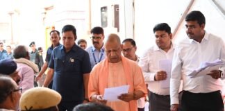 सीएम योगी का जनता दर्शन: गोरखपुर में सुनीं फरियादियों की समस्याएं, त्वरित निस्तारण के लिए दिए निर्देश।