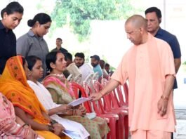 सीएम योगी का जनता दर्शन: गोरखपुर में फरियादियों की सुनी समस्याएं, त्वरित और गुणवत्तापूर्ण निस्तारण के निर्देश