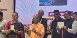 परिवहन सेवाओं का डिजिटल क्रांति: सीएम योगी के सान्निध्य में सम्मानित हुए संतकबीरनगर के सफाईकर्मी इसरार।