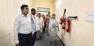 डीएम-एसपी ने राजनैतिक दलों के साथ किया ईवीएम/वीवीपैट वेयरहाउस का निरीक्षण।