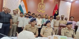 खजनी पुलिस की बड़ी सफलता, 8 शातिर चोर गिरफ्तार, 1 करोड़ का चोरी माल बरामद।
