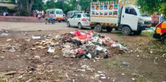 सीएचसी में गंदगी का ढेर, मरीजों पर संक्रमण का खतरा।