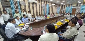 डीएम कार्यालय के तीन कर्मचारियों को भावभीनी विदाई