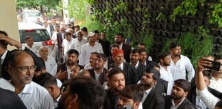 बनारस के अधिवक्ताओं के उत्पीड़न के खिलाफ दीवानी वकीलों ने कमिश्नर को सौंपा ज्ञापन