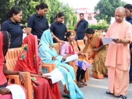सीएम योगी ने गोरखनाथ मंदिर में जनता दरबार लगाकर सुनीं फरियादियों की समस्याएं।