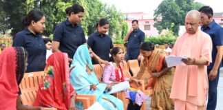 सीएम योगी ने गोरखनाथ मंदिर में जनता दरबार लगाकर सुनीं फरियादियों की समस्याएं।