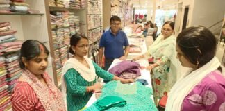 नवरात्रि के पहले दिन के बाजारों में लौटी रौनक, गौरव वस्त्रालय पर उमड़ी भीड़