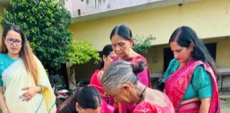 इनर व्हील क्लब ने वृद्धाश्रम में की सेवा, बुजुर्गों को बांटे चप्पल-फल।