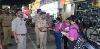 मिशन शक्ति 5.0: डीआईजी गोरखपुर ने बलदेव प्लाजा में महिलाओं को किया जागरूक।