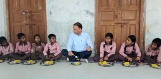 बीएसए ने परिषदीय विद्यालयों का निरीक्षण, बच्चों संग चखा एमडीएम का स्वाद