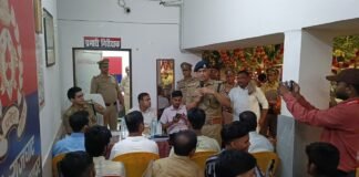 दुर्गा पूजा व दशहरा: राजघाट थाने पर मूर्ति आयोजकों व डीजे संचालकों के साथ बैठक