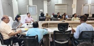 एक करोड़ से अधिक लागत के निर्माण कार्यों की समीक्षा, डीएम ने दिए समयबद्ध पूर्णता के निर्देश