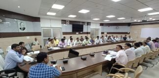 25 लाख से अधिक के निर्माण कार्यों की समीक्षा: डीएम दीपक मीणा ने जताई नाराजगी