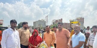 बाढ़ प्रभावितों में राहत वितरण: गोरखपुर ग्रामीण विधायक विपिन सिंह ने बांटे 650 पैकेट