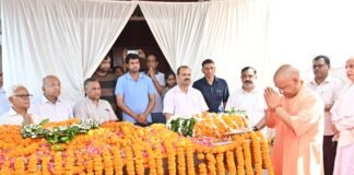मुख्यमंत्री योगी ने प्रो. यू.पी. सिंह को दी श्रद्धांजलि, शोक संतप्त परिवार को बंधाया ढांढस