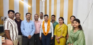 प्रभारी जयशंकर दुबे को गोरखपुर से भावभीनी विदाई, सहकर्मियों की आंखें हुईं नम