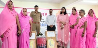 डीएम ने आंगनबाड़ी केन्द्रों के लिए बाल मैत्री किट का वितरण किया