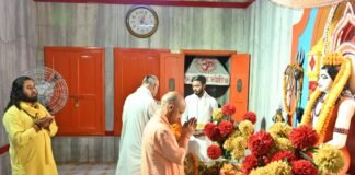 मुख्यमंत्री योगी जी ने गोरखनाथ मंदिर में किया दर्शन-पूजन