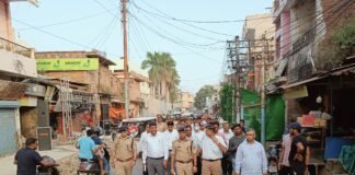 दुर्गापूजा व दशहरा को लेकर आला अधिकारियों ने पैदल गश्त कर लिया सुरक्षा व्यवस्था का जायजा