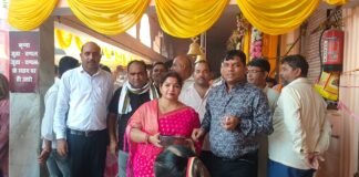 अष्टमी पर समय माता मंदिर पहुंचे सूर्या ग्रुप निदेशक डॉ. उदय प्रताप चतुर्वेदी, दान व वितरण से बढ़ाया उत्साह