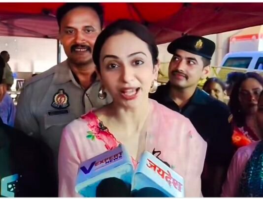 रकुल प्रीत सिंह ने बाबा विश्वनाथ के किए दर्शन, बोलीं- बुलावा आएगा तो फिर आऊंगी।