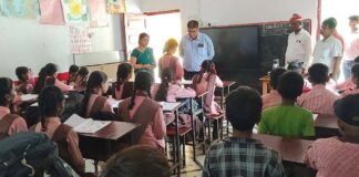 डीएम ने किया कम्पोजिट विद्यालय डारीडीहा का आकस्मिक निरीक्षण